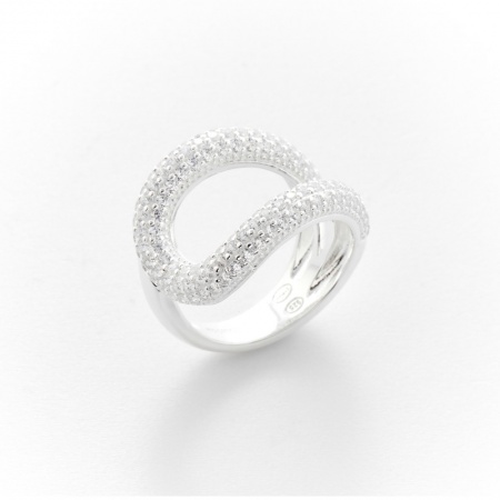 Bague Argent composee d\'un anneau dodu formant un ovale decore d\'oxydes sur le dessus et se croisant derriere